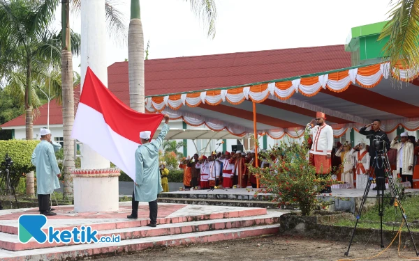 Thumbnail Pengibaran bendera merah putih oleh petugas upacara perwakilan Dinas Pendidikan Halmahera Selatan (Foto:Mursal/Ketik.co.id) (Senin 5 Mei 2025)