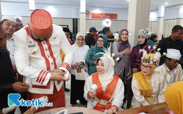 Thumbnail Bupati Bassam Kasuba dan Ketua TP-PKK Rifa’at Al-Sa’adah mengikuti pemeriksaan kesehatan gratis di lobi kantor Bupati (Foto: Mursal/Ketik.co.id) (Senin 5 Mei 2025)