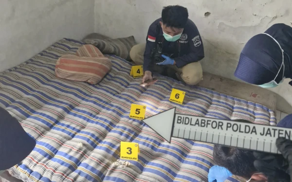 Foto Tim Bidlabfor Polda Jawa Tengah melakukan olah TKP dengan mengidentifikasi dan mengamankan sejumlah barang bukti di kamar kos tersangka S (21) di Kecamatan Tahunan, Jepara, Sabtu (3/5/2025) (Foto: Dok Humas Polres Jepara)