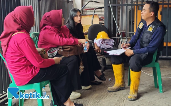 Foto Sejumlah pegawai Bank Jatim turut dimintai keterangan oleh petugas Labfor Polda Jatim. (Foto: Atta/ Ketik.co.id)