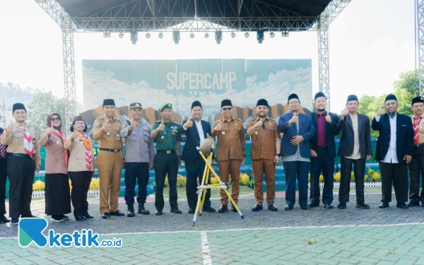 Foto Wali Kota dan Wakil Wali Kota Batu mengikuti upacara pembukaan kegiatan Supercamp VII IIBS Al Izzah Kota Batu, Senin 5 April 2025. (Foto: Sholeh/Ketik.co.id)