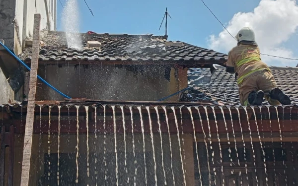 Thumbnail Berita - BPBD Surabaya Puji Kesigapan Warga Padamkan Kebakaran Rumah di Bendul Merisi Permai