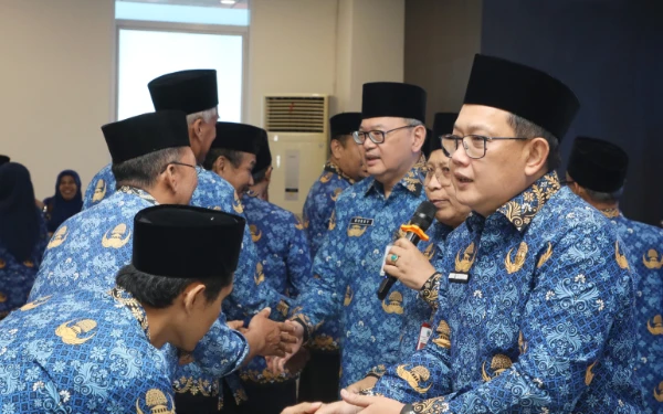 Thumbnail Berita - Lepas 100 Jemaah Haji Anggota Korpri Jatim, Sekdaprov Adhy Pesan Jaga Diri dan Kesehatan