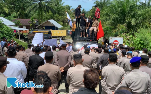 Foto Personel Polres Abdya siaga mengamankan aksi demo di PT LKT, Babahrot, 5 Mei 2025. (Foto: Cutbang Ampon/Ketik.co.id)
