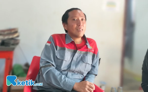 Foto Direktur PT LKT, Riki Hartanto saat diwawancarai awak media di lokasi PT LKT Babahrot, 5 Mei 2025. (Foto: Cutbang Ampon/Ketik.co.id)