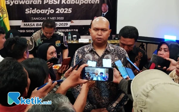 Foto Ketua Pengkab PBSI Sidoarjo Dien Fahrur Romadhoni menyampaikan visi dan misinya kepada media setelah dinyatakan terpilih secara aklamasi. (Foto: Fathur Roziq/Ketik.co.id)
