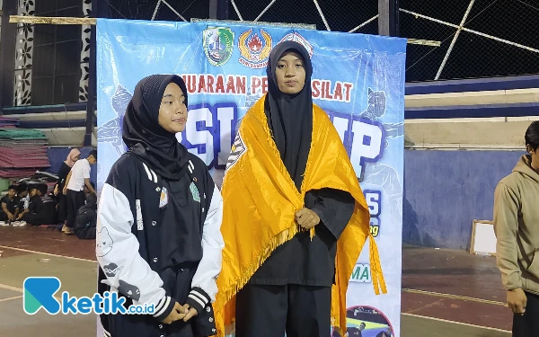 Foto Atlet Perempuan PSHT Cabang Sampang Pusat Madiun saat menerima penghargaan di Kejuaraan IPSI Cup Sampang 2025(Foto: Tamsul/Ketik.co.id)