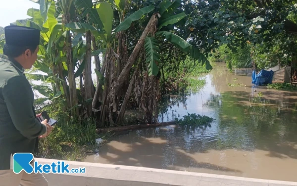 Foto Anggota DPRD Sidoarjo Dhamroni Chudlori melihat kondisi Avfour Gedang Rowo 1. Ada WC helikopternya. (Foto: Fathur Roziq/Ketik.co.id)