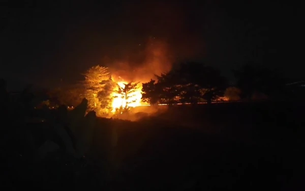Thumbnail Berita - Truk TNI AD Angkut Amunisi Terbakar di Tol Malang–Pandaan, Kodam V Brawijaya Selidiki Penyebab