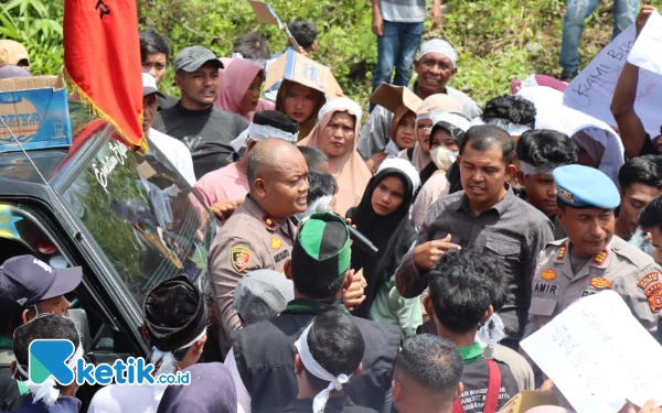 Foto Waka Polres Abdya, Misyanto saat mengajak peserta aksi demo PT LKT untuk tidak melakukan aksi anarkis di Babahrot, Senin, 5 Mei 2025. (Cutbang Ampon/Ketik.co.id)