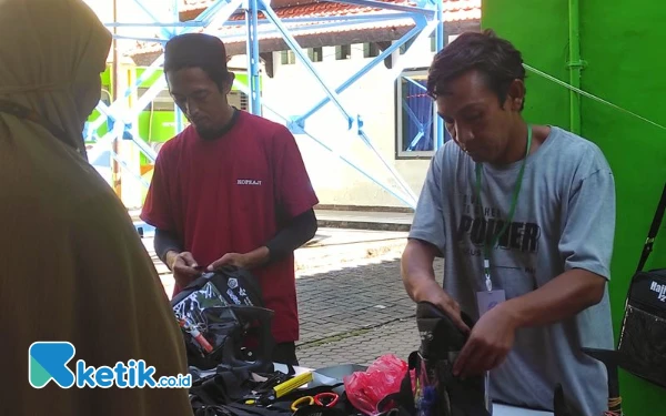 Thumbnail Berita - Berkah Haji, Jasa Reparasi Tas Raup Omzet hingga Rp15 Juta