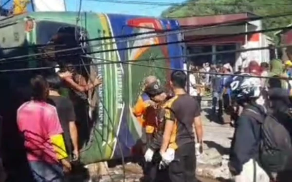 Thumbnail Berita - Bus ALS Alami Kecelakaan di Padang Panjang, 12 Tewas dan 23 Luka-Luka