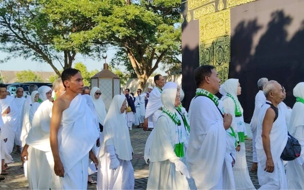 Thumbnail Berita - Jelang Keberangkatan, Ribuan Jemaah Haji Tuban Ikuti Simulasi Manasik