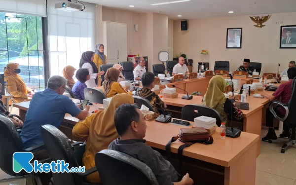 Thumbnail Berita - DPRD Surabaya Tanggapi Laporan Warga Soal Penolakan Pembangunan Sekolah Kristen Logos