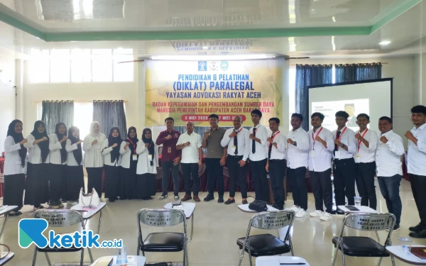 Foto Foto bersama para peserta Diklat Paralegal YARA dan Ketua DPRK Abdya, Abi Roni di Aula BKPSDM Abdya, Selasa, 6 Mei 2025. (Foto: Cutbang Ampon/Ketik.co.id)