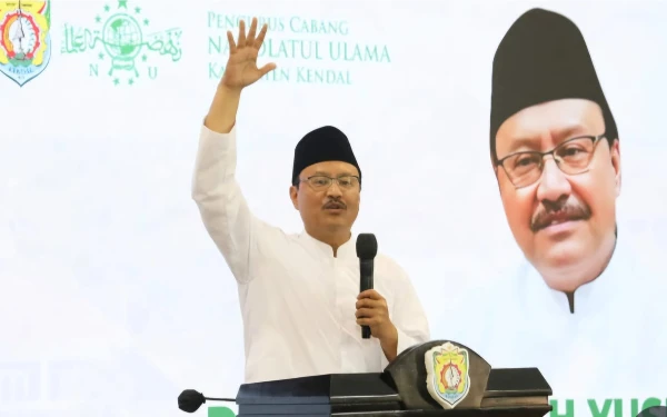 Thumbnail Berita - Mensos Gus Ipul Ingatkan Pendamping PKH Ikut Kawal Sekolah Rakyat