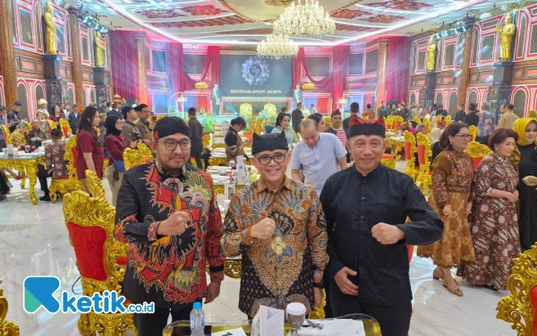 Foto (Kiri-Kanan) Bupati Sumenep Ach Fauzi, Azwar Anas dan HM Arum Sabil saat menghadiri penobatan Sultan Cevi Yusuf Isnendar Al-Banjari. (Foto: Naufal/Ketik.co.id)