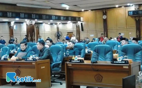Foto Suasana rapat paripurna DPRD Sidoarjo yang dihadiri cuma 16 anggota DPRD. Banyak kursi anggota dewan yang kosong. (Foto: Fathur Roziq//Ketik.co.id)