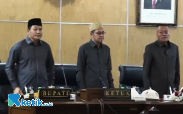 Foto Bupati Sidoarjo Subandi, Ketua DPRD Sidoarjo Abdillah Nasih (PK), dan Wakil Ketua DPRD Sidoarjo Suyarno (PDIP) bersiap menyanyikan lagu Bagimu Negeri setelah rapat paripurna berakhir. (Foto: Fathur Roziq//Ketik.co.id)