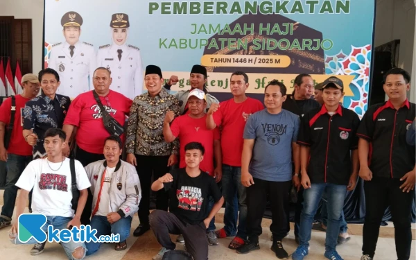 Foto Bupati Sidoarjo Subandi berfoto bersama rombongan Delta Mania di Pendopo Delta Wibawa. (Foto: Fathur Roziq/Ketik.co.id)