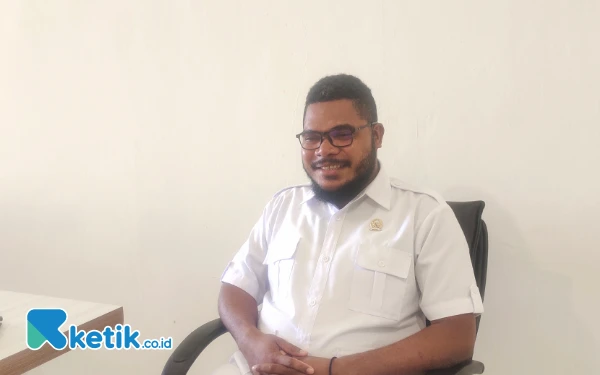 Foto Wakil Ketua II DPRD Raja Ampat, Bermon Sauyai, usai diwawancarai oleh awak media. Foto: Abhi/Ketik.co.id