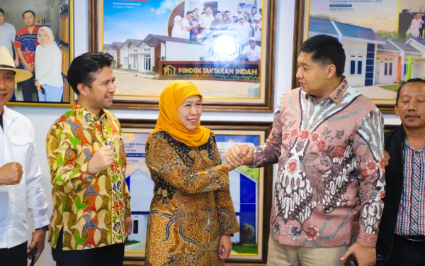 Foto Gubernur Khofifah, Wagub Emil, Arum Sabil dan Achmad Fauzi memberikan ucapan terimakasih kepala Menteri Perumahan Dan Kawasan Permukiman (PKP) Maruarar Sirait (Foto: Biro Adpim Pemprov Jatim)