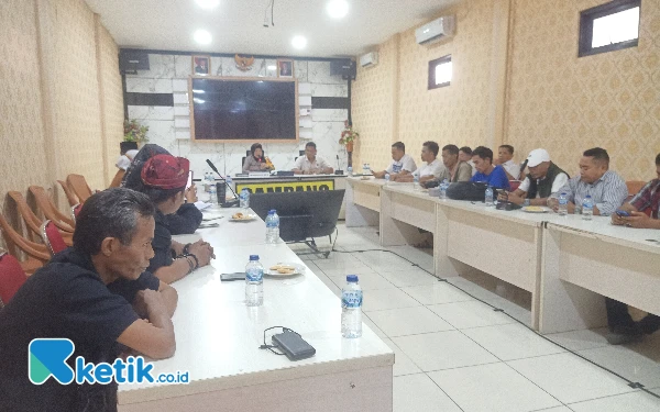 Foto Puluhan aktivis saat mendampingi ibu korban tindak pidana persetubuhan dan pencabulan audiensi ke Kepolisian Resor Sampang, Rabu, 7 Mei 2025(Foto: Mat Jusi/Ketik.co.id).
