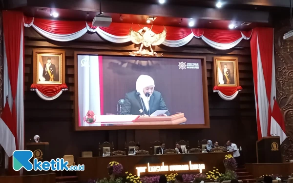 Thumbnail Berita - Gubernur Khofifah Sampaikan Pertanggungjawaban Penggunaan APBD Tahun 2024 di Rapat Paripurna DPRD Jatim