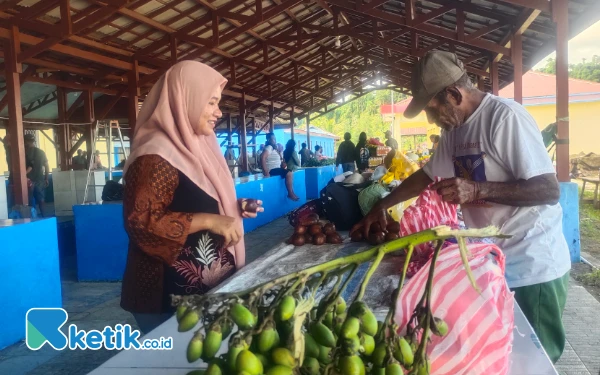 Foto Anggota DPRD Raja Ampat, Islawati Sabale tampak membeli hasil jualan salah satu pedagang di Pasar Snonbukor. (Foto: Abi/Ketik.co.id)
