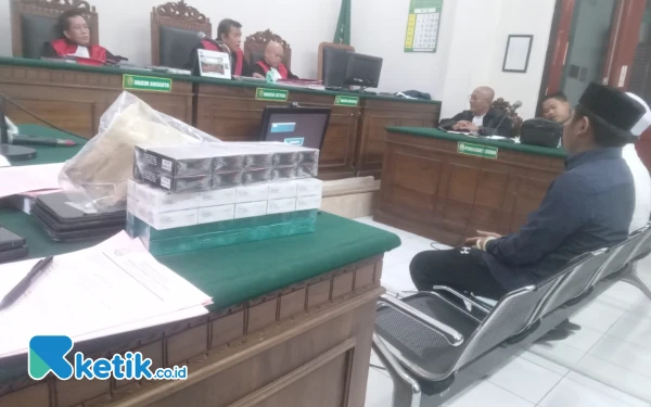 Thumbnail Berita - Dua Kurir Rokok Ilegal Jalani Sidang di PN Surabaya: Saya Cuma Kirim, Nggak Tahu Isinya