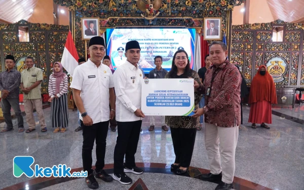 Foto Kepala bpjs ketenagakerjaan cabang madura Indriyatno dan Bupati Bangkalan pada acara penyerahan kepesertaan bpjs ketenagakerjaan pada pekerja rentan (Foto.Ismail Hs/Ketik.co.id)