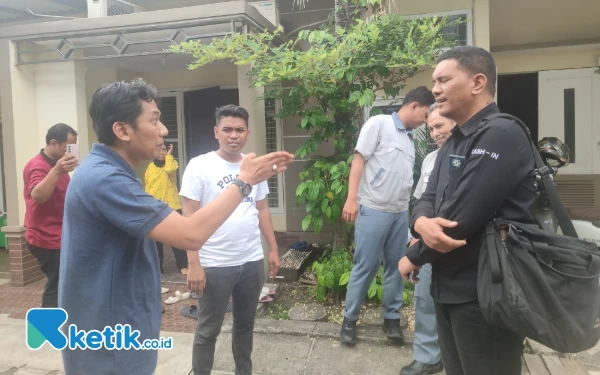 Foto Pemilik rumah Setiawan (kiri) berdebat dengan tim legal CJ Feed saat upaya pengosongan rumahnya di Jl Hayam Wuruk VI Kepanjen, Kabupaten Jombang, Kamis (8/5/2025). (Foto: Syaiful Arif/ketik.co.id)