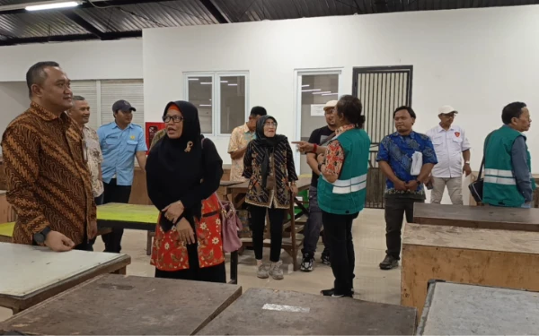 Thumbnail Berita - DPRD Surabaya Sidak ke Proyek Revitalisasi Pasar Kembang, Pastikan Rampung