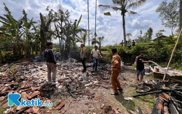 Foto Keluarga korban kebakaran sudah mendapat sejumlah bantuan namun tetap terkendala seragam sekolah untuk anaknya yang sedang menghadapi ujian kelulusan SD. (Foto: Atta/ Ketik.co.id)