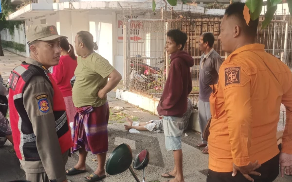Thumbnail Berita - Lari-lari di Jalan Tunjungan, Bima Arya Gercep Bantu Ibu Dorong Gerobak Terserempet Mobil