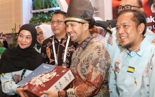 Foto Wagub Jatim Emil jadi perhatian dan ajakan berswafoto (Foto: Biro Adpim Pemprov Jatim)