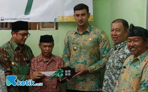 Thumbnail Berita - Wabup Ali Syakieb Serahkan Kunci Rumah Layak Huni dari Baznas Kab Bandung