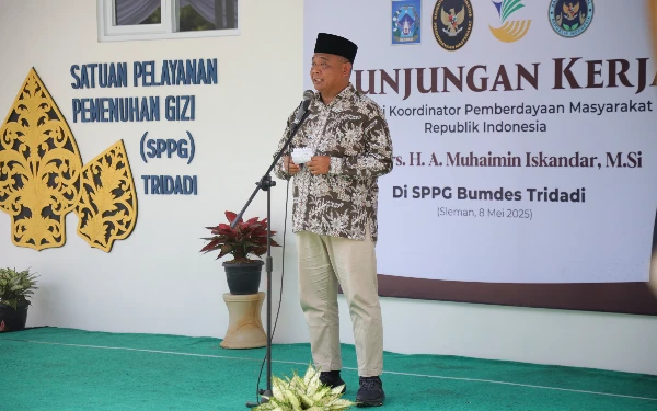 Foto Bupati Sleman, Harda Kiswaya saat menyampaikan sambutan dalam peresmian SPPG Bumdes Tridadi.  (Foto: Prokopim Sleman / Ketik.co.id)
