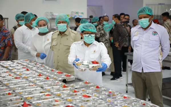 Foto Usai peresmian SPPG tersebut Muhaimin (kacamata) meninjau pelaksanaan produksi MBG. (Foto: Prokopim Sleman / Ketik.co.id)