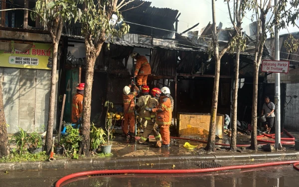 Thumbnail Berita - Diduga Korsleting Listrik, 5 Kios dan 2 Rumah di Jalan Semarang Hangus Terbakar