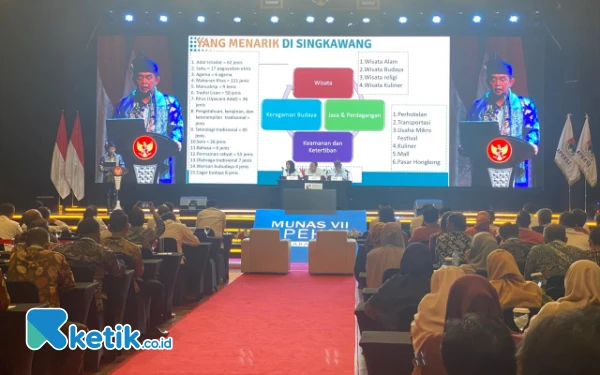 Foto Wakil Wali Kota Singkawang saat mempresentasikan keunggulannya untuk menjadi tuan rumah Rakernas APEKSI. (Foto: Shinta Miranda/Ketik.co.id)