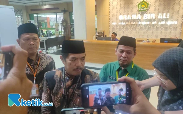 Thumbnail Berita - PPIH Embarkasi Surabaya Jelaskan Penyebab 1 Calon Haji Meninggal di Pesawat