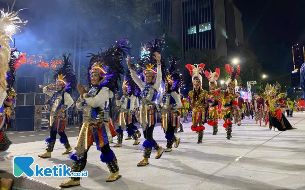 Thumbnail Karnaval dalam memeriahkan Munas APEKSI VII di Surabaya. (Foto: Shinta Miranda/Ketik.co.id)