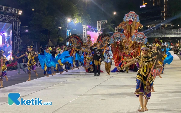 Thumbnail Berita - [BERITA FOTO] Warna-warni APEKSI, Sorotan Momen Karnaval Kota se-Indonesia di Surabaya