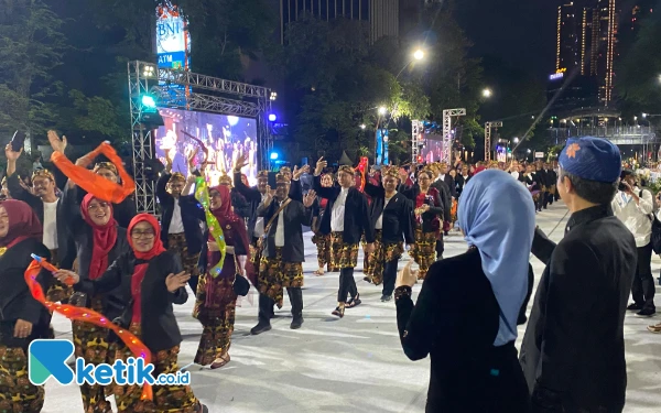 Thumbnail Wali Kota Bogor bersama istri menyambut iring-iringan budaya dari Pemkot Bogor. (Foto: Shinta Miranda/Ketik.co.id)