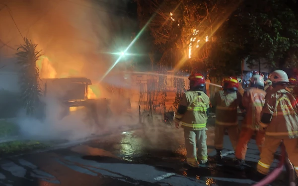 Thumbnail Berita - Bengkel Oli Hangus Terbakar di Jalan Arjuno Surabaya, Warga Panik karena Muncul Ledakan