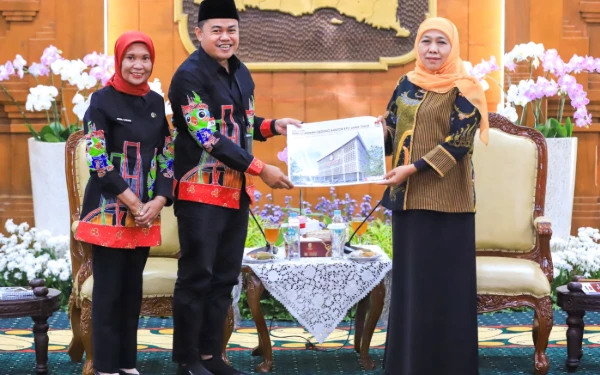 Thumbnail Berita - Khofifah Apresiasi KPU dan Bawaslu: Pilkada Jatim 2024 Sukses, Sisa Anggaran Rp162 Miliar Dikembalikan