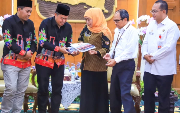 Foto Gubernur Khofifah mengapresiasi KPU dan Bawaslu Jatim saat mengembalikan sisa anggaran pelaksanaan pemilihan kepala daerah (Foto: Biro Adpim Pemprov Jatim)