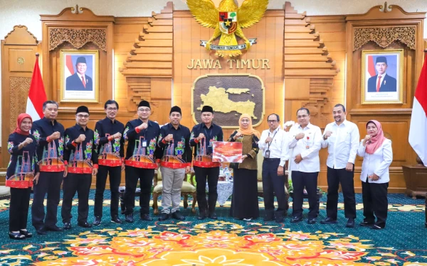 Foto Gubernur Khofifah menyampaikan apresiasi kepada semua pihak hingga tingkat bawah yang berperan di pelaksanaan pemilihan kepala daerah di wilayah Jatim (Foto: Biro Adpim Pemprov Jatim)