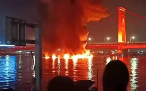 Thumbnail Berita - Ledakan Hebat Hancurkan Jukung Pembawa Sembako di Sungai Musi Palembang, Tujuh Awak Kapal Selamat